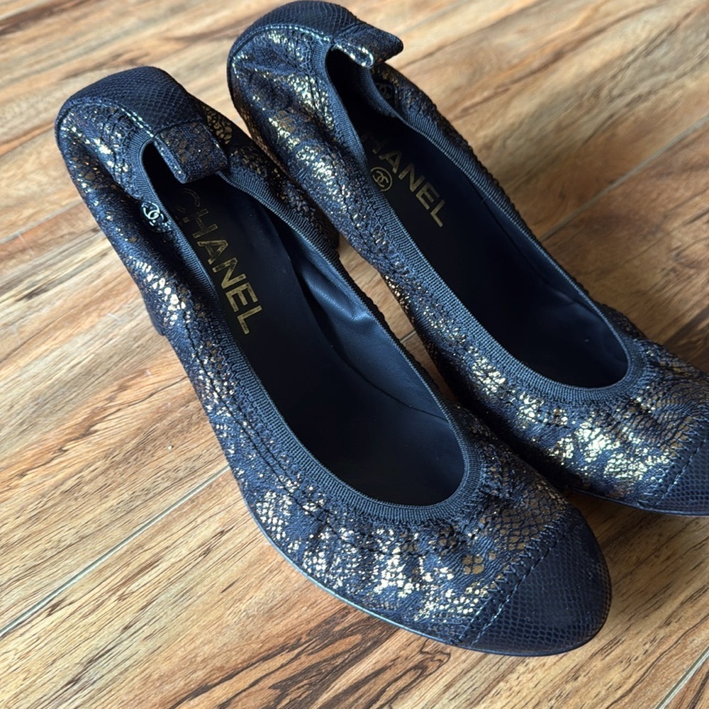 Chanel pumps size 9 (39) Black and gold